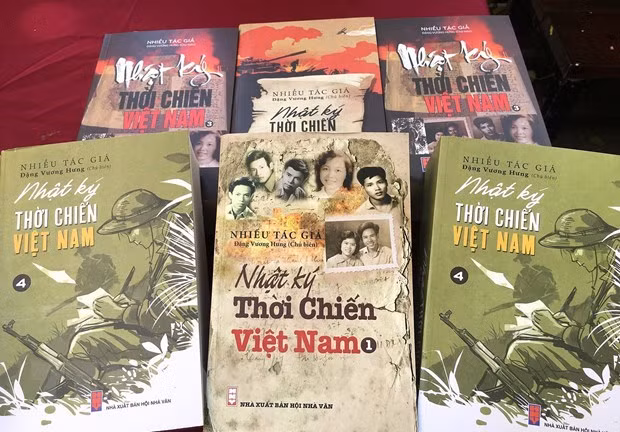 Efectúan encuentro con autores de colección de libros “Diario de tiempos de guerra en Vietnam” ảnh 1