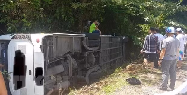 Accidente de autocar deja 13 muertos en provincia vietnamita ảnh 1