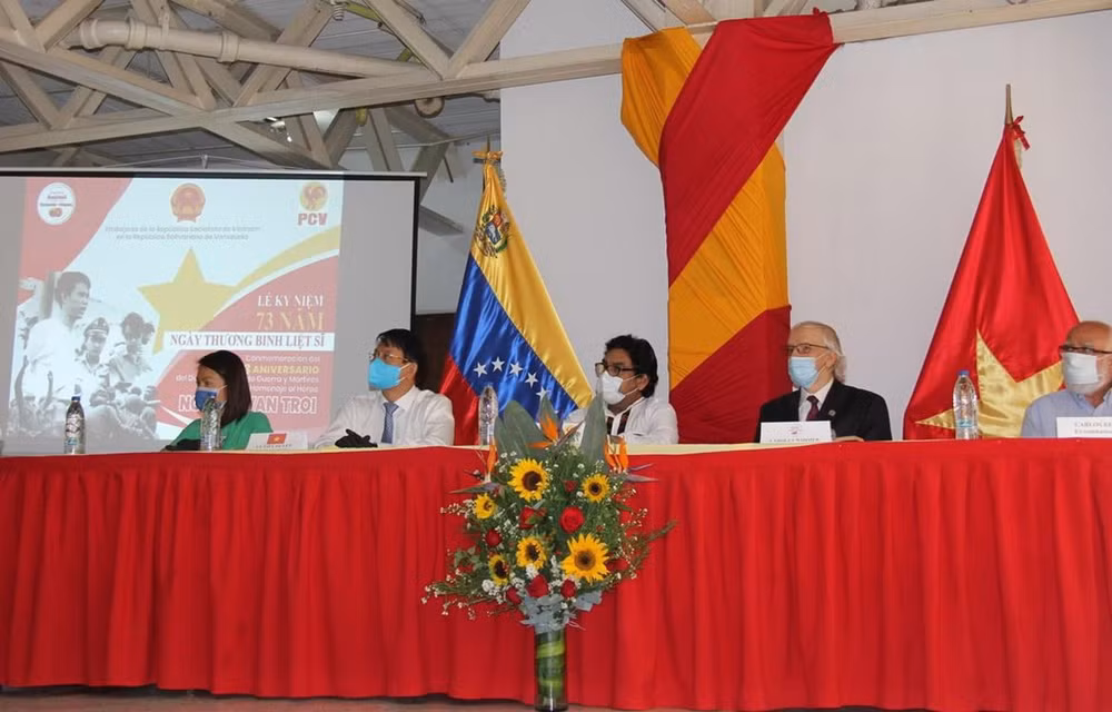 Reconocen aportes de exguerrilleros venezolanos a la causa revolucionaria de Vietnam ảnh 1