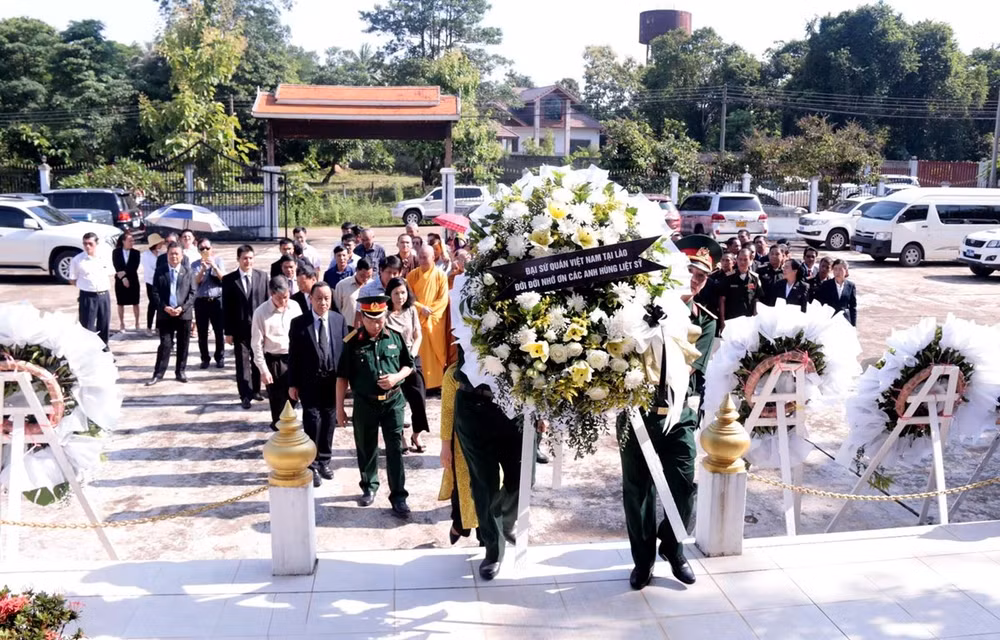 Conmemoran en Laos el Día de Inválidos de Guerra y Mártires de Vietnam ảnh 1