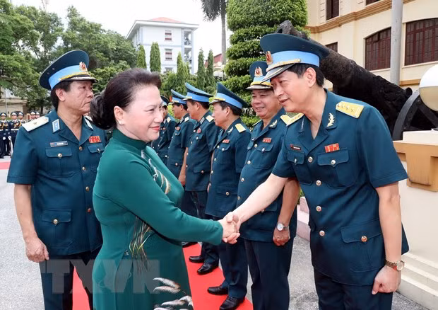Máxima legisladora vietnamita visita las fuerzas aérea y antiaérea ảnh 1