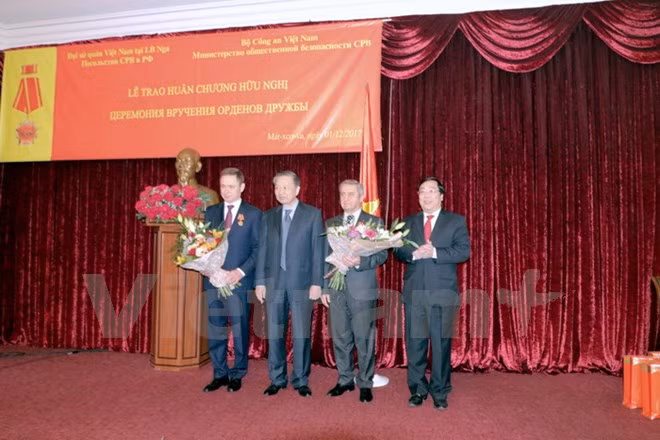 Vietnam otorga Orden de amistad a dirigentes de seguridad rusos ảnh 1