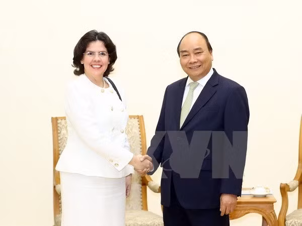 Dirigentes de Vietnam reciben a embajadora de Cuba ảnh 1