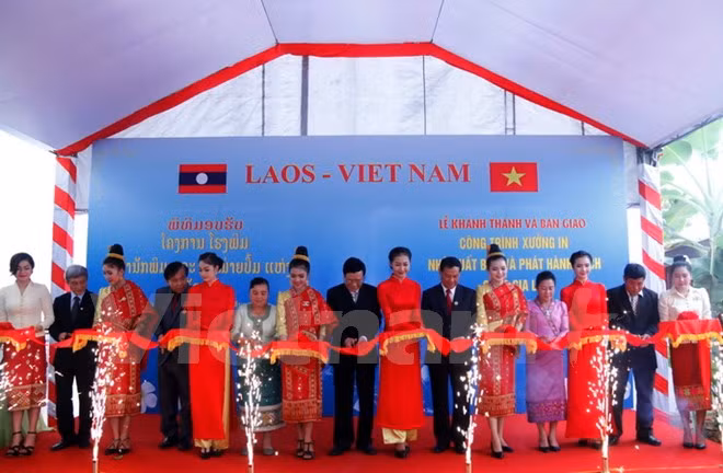 Ponen en operación en Laos imprenta obsequiada por Vietnam ảnh 1