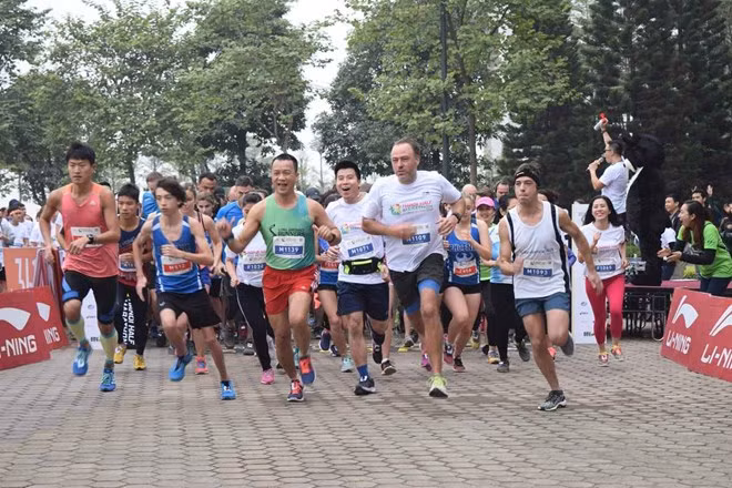 Centenares de personas corren en Hanoi por beneficio de osos ảnh 1