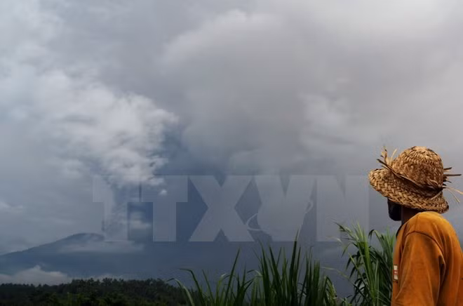 Volcán Agung expulsa ceniza en isla indonesia de Bali ảnh 1