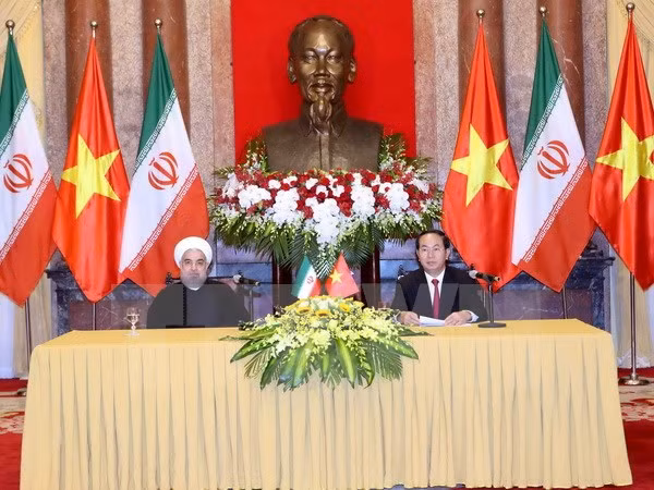 Concluye presidente de Irán visita estatal a Vietnam ảnh 1