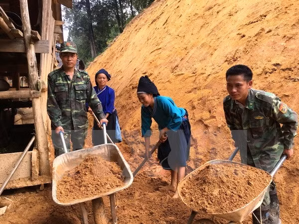 Premier vietnamita insta a acelerar mitigación de secuelas de inundaciones ảnh 1