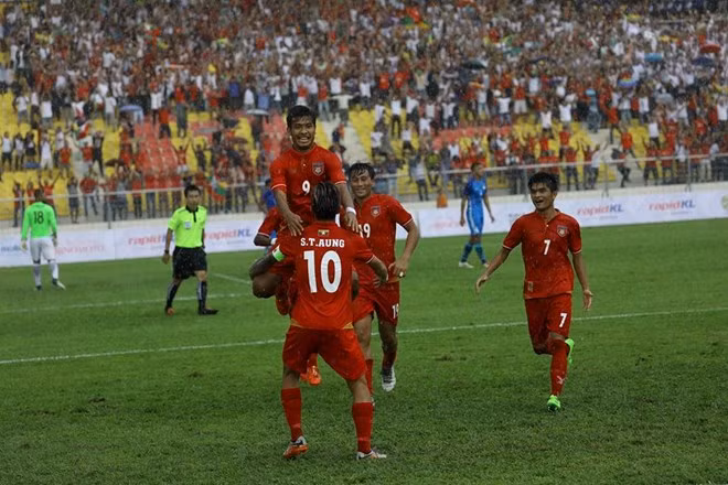 Myanmar derrota a Singapur en primer partido de fútbol de SEA Games 29 ảnh 1