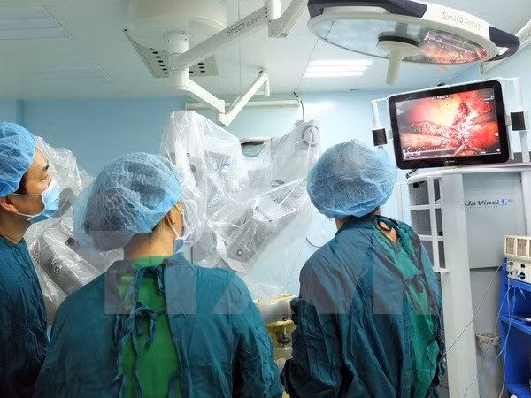 Vietnam realiza con éxito primera operación quirúrgica hepática con robot ảnh 1 Vietnam realiza con éxito primera operación quirúrgica hepática con robot ảnh 1