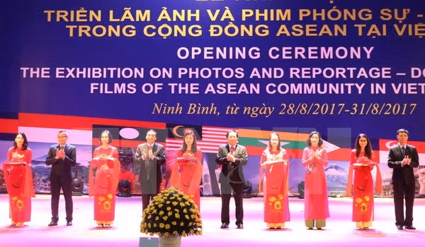 Inauguran en Vietnam exposición sobre ASEAN ảnh 1