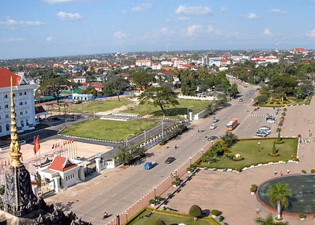 Edificación de casas a personas meritorias en Laos: reflejo de gratitud de Vietnam a antecesores ảnh 1