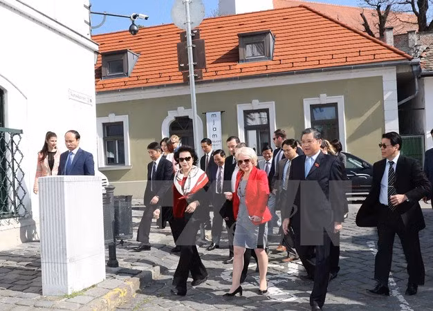 Presidenta del Parlamento vietnamita visita ciudad húngara de Szentendra ảnh 1