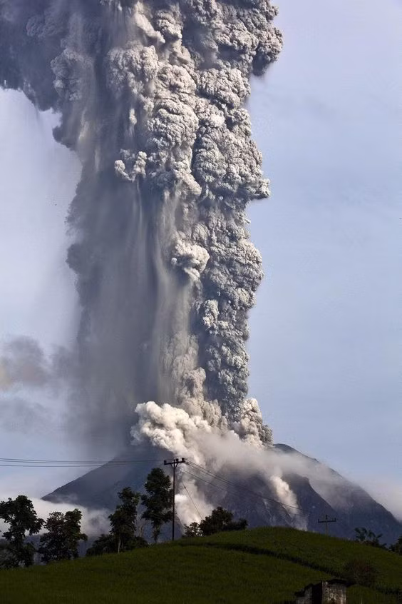 Volcán Sinabung en Indonesia entra en erupción ảnh 1