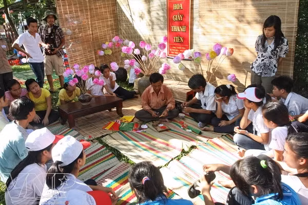 Amplia presencia de artesanos extranjeros en festival de oficios tradicionales de Hue ảnh 1