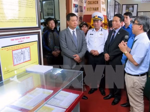 Exhiben documentos y mapas de soberanía de Vietnam sobre Hoang Sa y Truong Sa ảnh 1