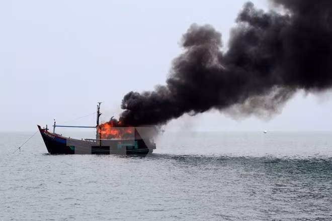 Indonesia hunde a barcos extranjeros por pesca ilegal ảnh 1
