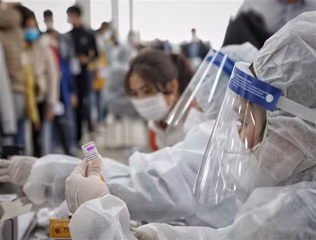Número de casos diarios de COVID-19 en Vietnam supera los 34 mil ảnh 1