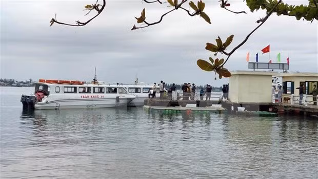Aceleran socorro por accidente fluvial en sitio turístico en Vietnam ảnh 1