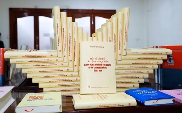 📝 Enfoque: Libro del máximo dirigente partidista traza camino hacia socialismo en Vietnam ảnh 2