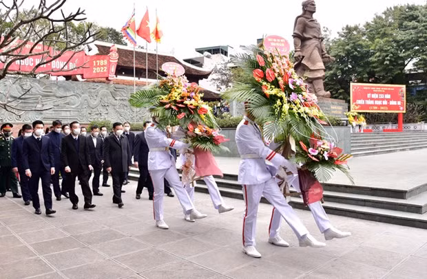 Dirigente de Hanoi rinde homenaje al rey Quang Trung ảnh 1