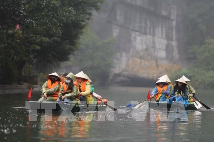 Complejo turístico Trang An recibe a miles de turistas en el día de reapertura ảnh 1