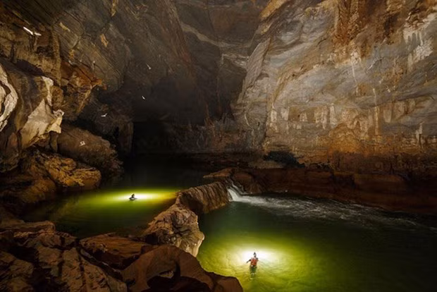 Recorridos nocturnos en kayak por la cueva de Phong Nha ofrecen una nueva experiencia ảnh 1 Recorridos nocturnos en kayak por la cueva de Phong Nha ofrecen una nueva experiencia ảnh 1