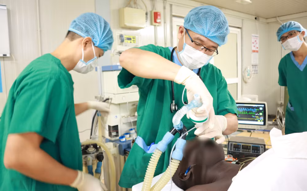 Cascos azules vietnamitas realizan con éxito cirugías a pacientes del personal de la ONU en Sudán del Sur ảnh 1