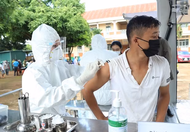 Vietnam despliega con eficiencia estrategia de vacunación contra el COVID-19 ảnh 1