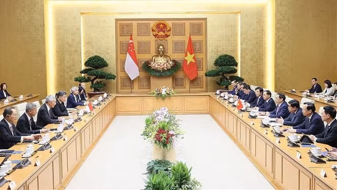 Premier vietnamita sostiene conversaciones con su par singapurense ảnh 2