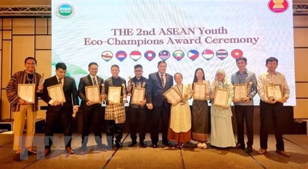 ASEAN honra a escuelas y jóvenes vietnamitas con logros en educación ambiental ảnh 1