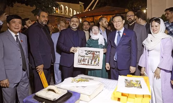 Titular del Parlamento vietnamita inaugura Semana de Cultura del país en Irán ảnh 2 Titular del Parlamento vietnamita inaugura Semana de Cultura del país en Irán ảnh 2