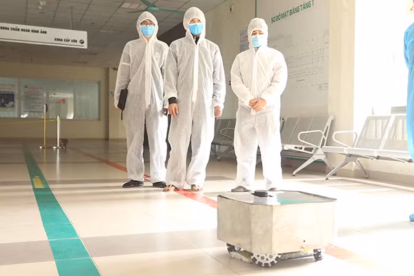 Vietnam fabrica robot de desinfección en áreas de cuarentena ảnh 1