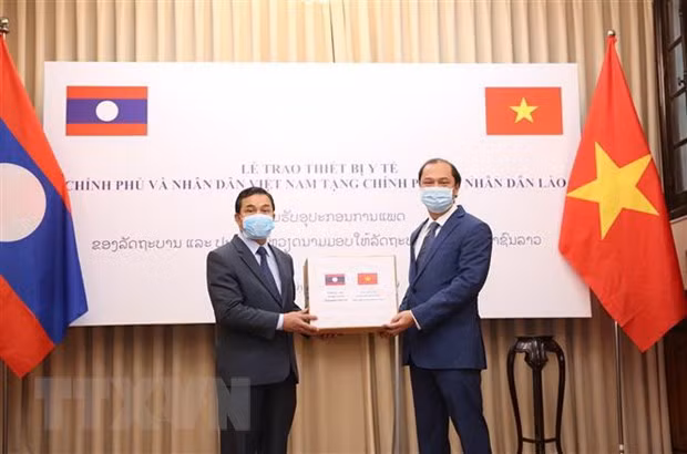 Vietnam apoya a Laos y Camboya en combate contra COVID-19 ảnh 1