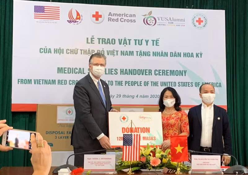 Dona Cruz Roja de Vietnam insumos médicos a Estados Unidos ảnh 1