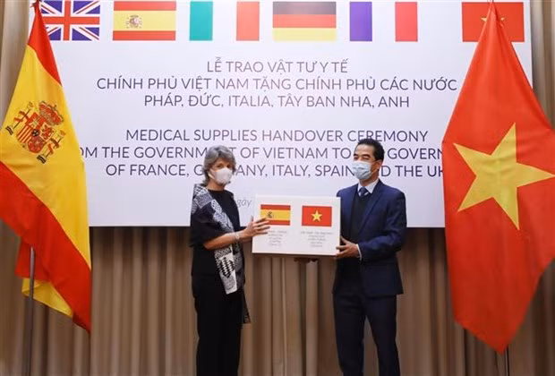Medio estadounidense alaba apoyo vietnamita a otros países en enfrentamiento al COVID-19 ảnh 1