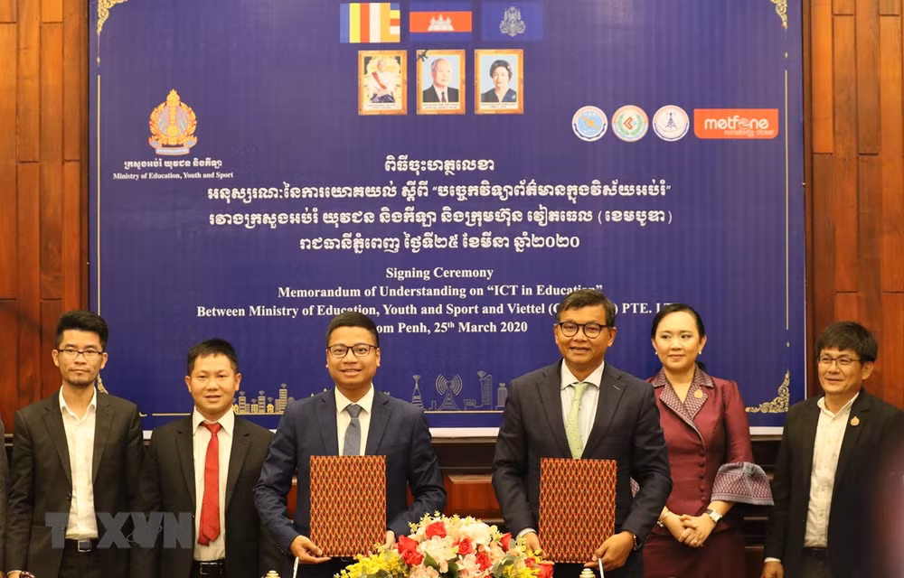 Empresa vietnamita Metfone se asocia con Camboya en lucha antiepidémica ảnh 1