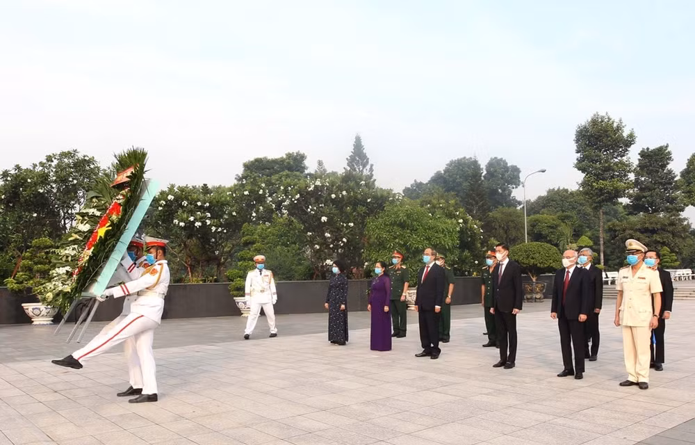 Dirigentes de Ciudad Ho Chi Minh rinden tributo a los caídos por la independencia nacional ảnh 1
