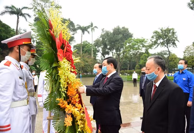 Autoridades de Hanoi rinden homenaje a Lenin en aniversario 150 de su natalicio ảnh 1