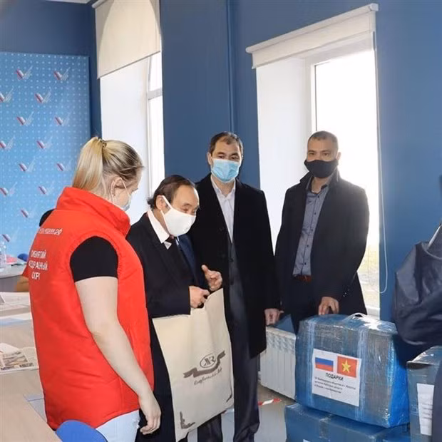 Vietnamitas donan mascarillas a amigos rusos ảnh 1