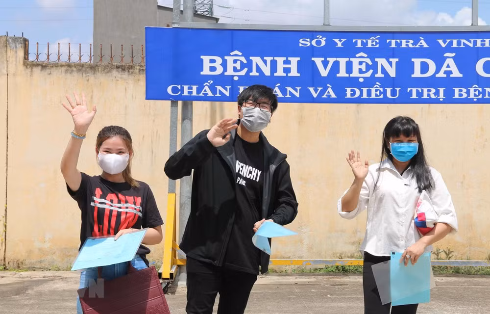 Más pacientes declarados libres de coronavirus en Vietnam ảnh 1