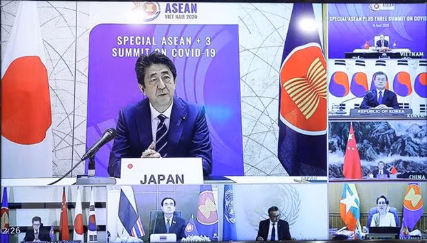 Cooperación ASEAN-Asia Oriental es la “llave” para hacer frente al COVID-19, afirma premier japonés ảnh 1