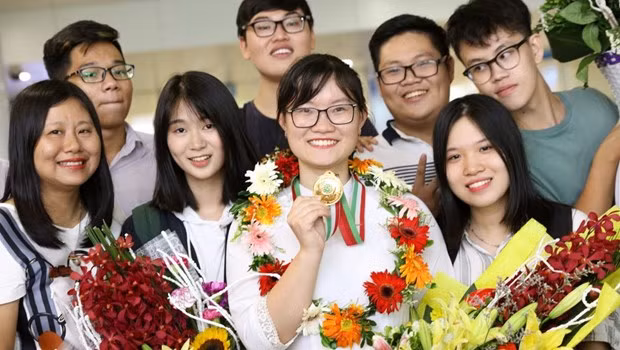 Medallas para tres estudiantes vietnamitas en Olimpiada Internacional de Biología ảnh 3