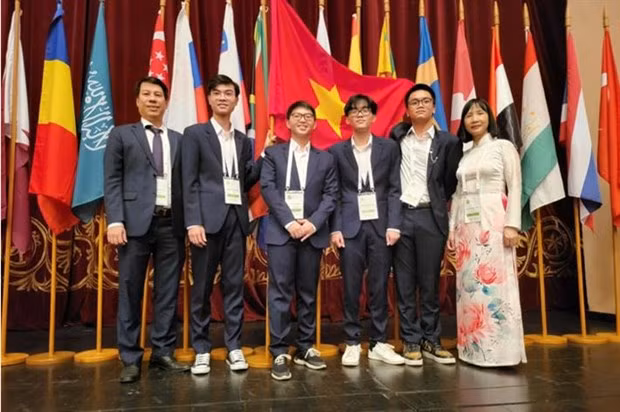 Medallas para tres estudiantes vietnamitas en Olimpiada Internacional de Biología ảnh 2
