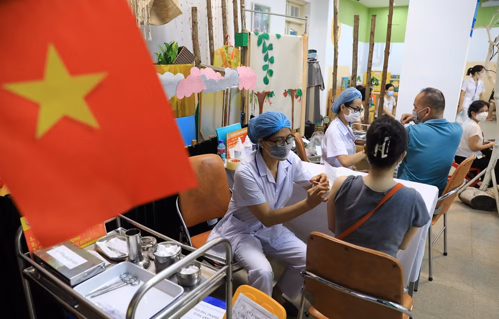 Pasaporte de vacuncación: una de las soluciones para recuperación económica de Vietnam ảnh 1