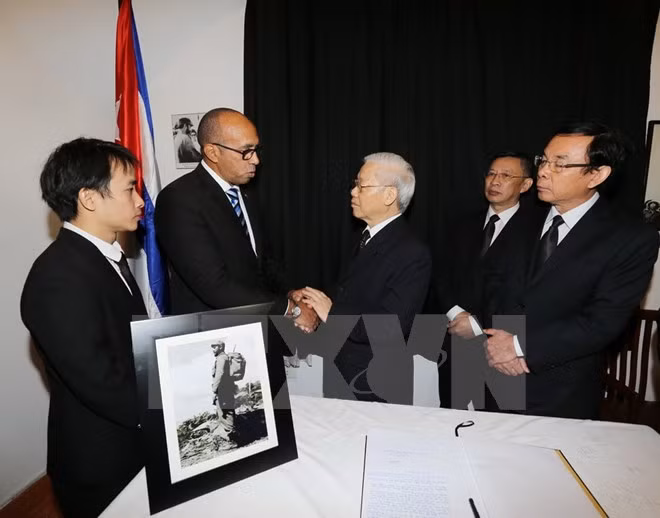 Máximos dirigentes de Vietnam rinden tributo a Fidel Castro ảnh 1