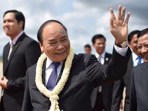 Premier de Vietnam llega a Camboya para Cumbre de Triángulo de Desarrollo CLV ảnh 1