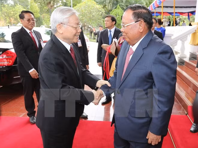 Visita del secretario general del PCV promueve solidaridad especial con Laos, según prensa laosiana ảnh 1