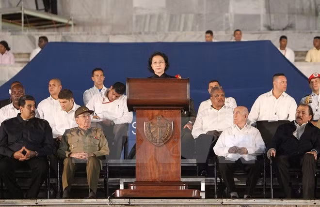 Líder parlamentaria de Vietnam asiste a acto en homenaje póstumo a Fidel ảnh 1