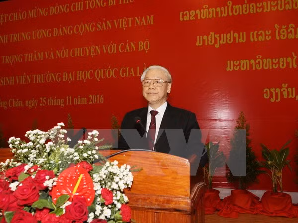 Líder partidista de Vietnam intercambia con universitarios de Laos ảnh 1